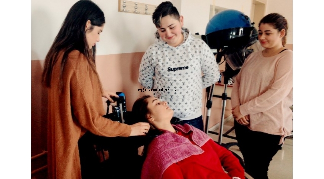 Bakıma muhtaç yaşlı ve hastaların saç bakımını öğrenciler yapacak