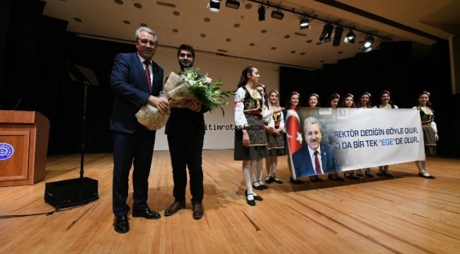 Öğrencilerden Rektör Budak’a anlamlı sürpriz
