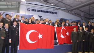 Demokrasi Üniversitesinin ödül töreninde duygusal anlar