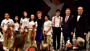 Bornovalı çocuklardan muhteşem 23 Nisan konseri