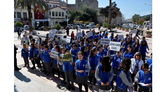 Çeşmeli öğrenciler küfür ve argoya karşı yürüdü