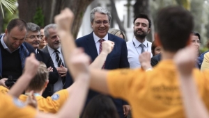 Türkiye kupasını Rektör Budak’a sundu
