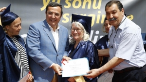80’lik öğrencilerin kep sevinci