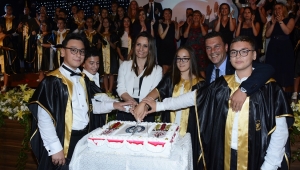 İTÜ’lü öğrenciler kep fırlattı