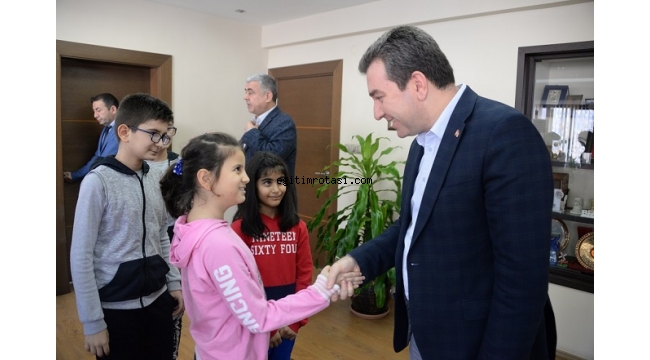 Taekwondo sporcuları Başkan Koştu ile sevinç paylaştı