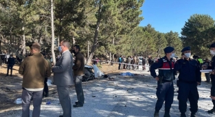  Afyonkarahisar'da öğrenci servisinin devrilmesi sonucu 5 öğrenci hayatını kaybetti