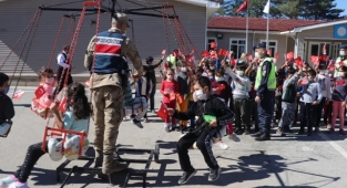 Mehmetçikten köydeki öğrencilere dönme dolap sürprizi