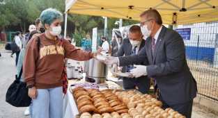 Rektör Budak’tan öğrencilere “İzmir usulü” karşılama