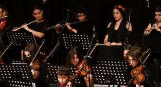 Narlıdere çoçuk senfoni orkestrası büyüledi