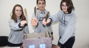 Lise öğrencileri, tavuk tüyünden yalıtım malzemesi geliştirdiler