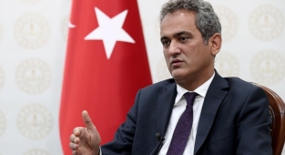 Mahmut Özer, tüm öğretmenlere başarı belgesi gönderdi