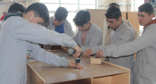 Antalya'da meslek lisesi öğrencileri ürettikleri malzemelerden para kazanıyor