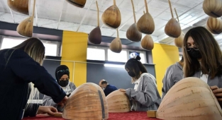 Güzel sanatlar lisesi öğrencileri çaldıkları enstrümanı kendileri yapıyor