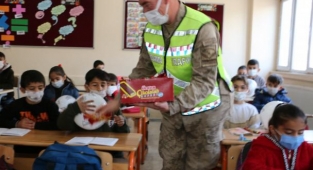 Jandarma ekiplerinden köy okullarında eğitim gören çocuklara hediye