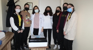 Biyoloji öğretmeni, kuluçka makinesinde civciv üreterek ders anlatıyor