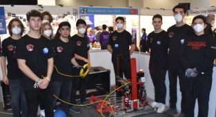 Liseliler, tasarladıkları robotlarla yarıştı