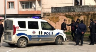 Okul bahçesindeki bıçaklı kavgada 3 kişi yaralandı