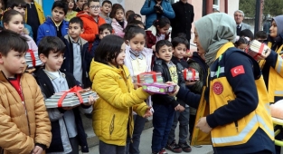 Ambulans ve itfaiye ekibi, bu kez kitap bağışı için seferber oldu