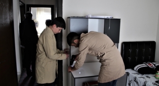 Gönüllü öğrenciler ihtiyaç sahibi ailelere yardım ediyor