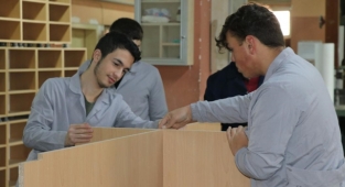 Karabük'te ana sınıflarının mobilyaları meslek liselilerin elinde şekilleniyor