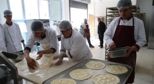 Meslek liseliler, ramazan boyunca ihtiyaç sahiplerine pide ulaştıracak