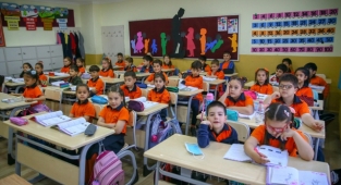 Öğrenciler sınıflara maskesiz girmenin mutluluğunu yaşadı