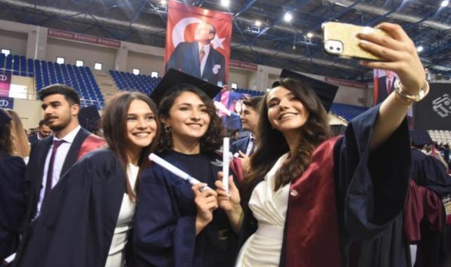 Anadolu Üniversitesi'nde mezun olan 1200 öğrenci, kep fırlattı