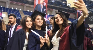 Anadolu Üniversitesi'nde mezun olan 1200 öğrenci, kep fırlattı