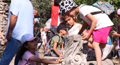 Bergamalı öğrenciler, ilçedeki ören yerlerini gezdi