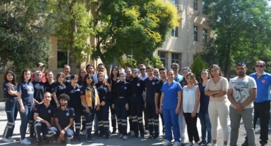 Paramedik öğrencileri eğlenerek mesleklerini uyguladılar
