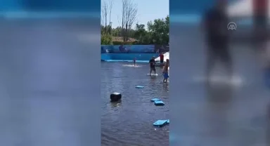 Fatih'te öğrencilerin içinde bulunduğu portatif havuz yırtıldı