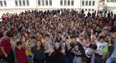 İzmir’de “Pandomim Çocuk Oyunu” Gösterisi Gerçekleştirildi