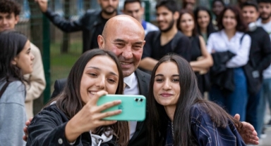 Başkan Soyer üniversitelilerle yemek yedi