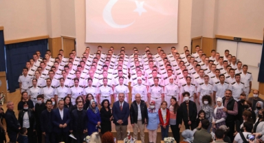 Deü'de Geleceğin Denizcileri Brövelerini Taktı
