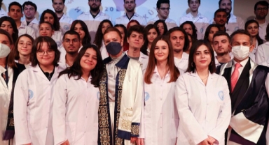 Deü Diş Hekimi Adayları Beyaz Önlüklerini Giydi
