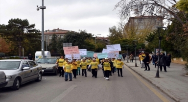 Miniklerden 'su içme alışkanlığı' yürüyüşü