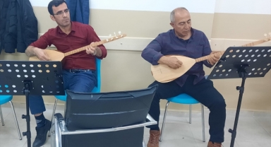 Sarıgöl İlçe Milli Eğitim Müdürü, kursta bağlama öğreniyor