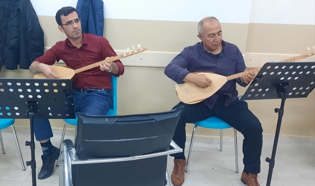 Sarıgöl İlçe Milli Eğitim Müdürü, kursta bağlama öğreniyor