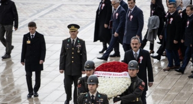Bakan Özer ve 81 ilden gelen öğretmenler Anıtkabir'i ziyaret etti