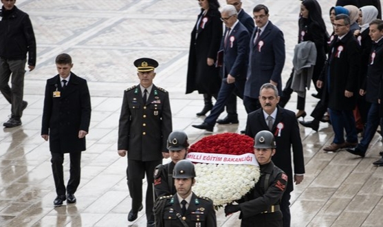 Bakan Özer ve 81 ilden gelen öğretmenler Anıtkabir'i ziyaret etti