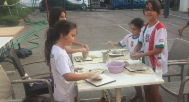Diyabetli çocuklar ve velilerine seramik atölyesi ile kutlama