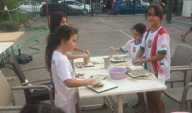 Diyabetli çocuklar ve velilerine seramik atölyesi ile kutlama