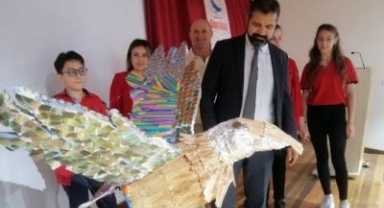 Öğrenciler topladıkları atıklardan heykel yaptı