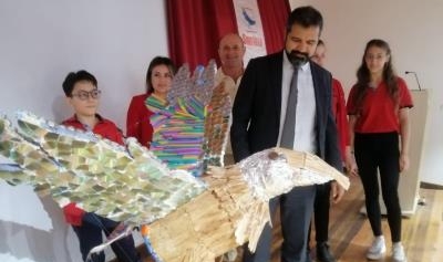 Öğrenciler topladıkları atıklardan heykel yaptı