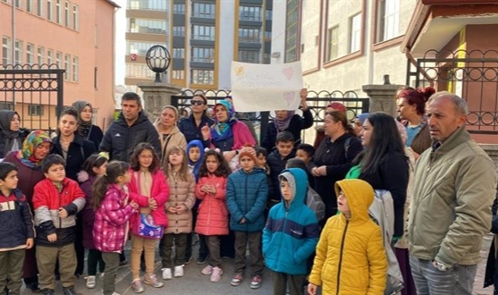 Öğretmenin dönem ortasında tayini çıktı, veliler eylem yaptı