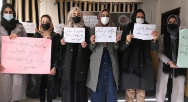 Afgan kadın öğrencilerden eğitim yasağına tepki