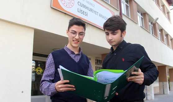 İki lise öğrencisi Türkiye'de bir ilki başardı