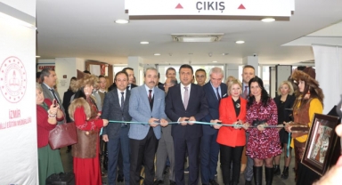 İzmir İl Milli Eğitim Müdürlüğünde “Halk Eğitimi Merkezleri Karma Sergisi” Açıldı