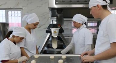 Liseliler hamur teknesinin başına geçti, günde 10 bin ekmek üretecek