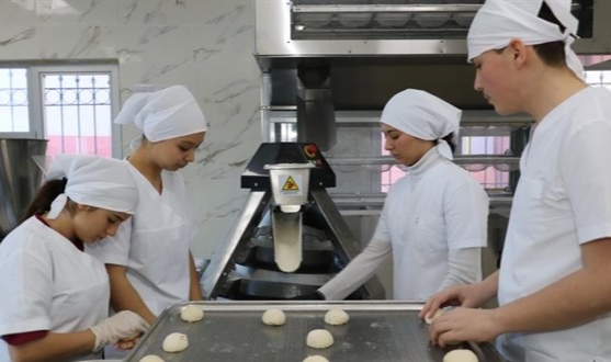 Liseliler hamur teknesinin başına geçti, günde 10 bin ekmek üretecek
